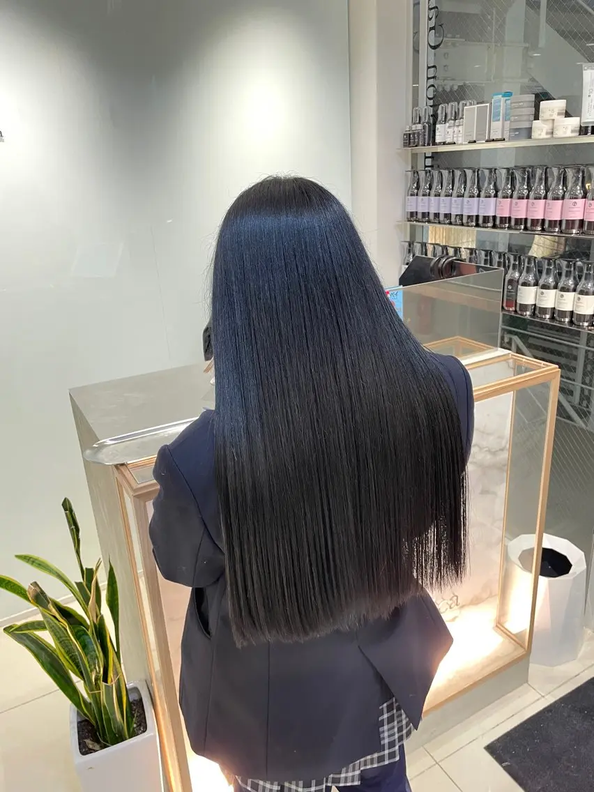 ロング カラー ヘアアレンジ 黒髪 ブリーチ ブルーカラー ブルーブラック 透明感カラー 縮毛矯正 トリートメント ヘアセット 艶カラー✨縮毛矯正✨ 翁長孝輔のヘアスタイル