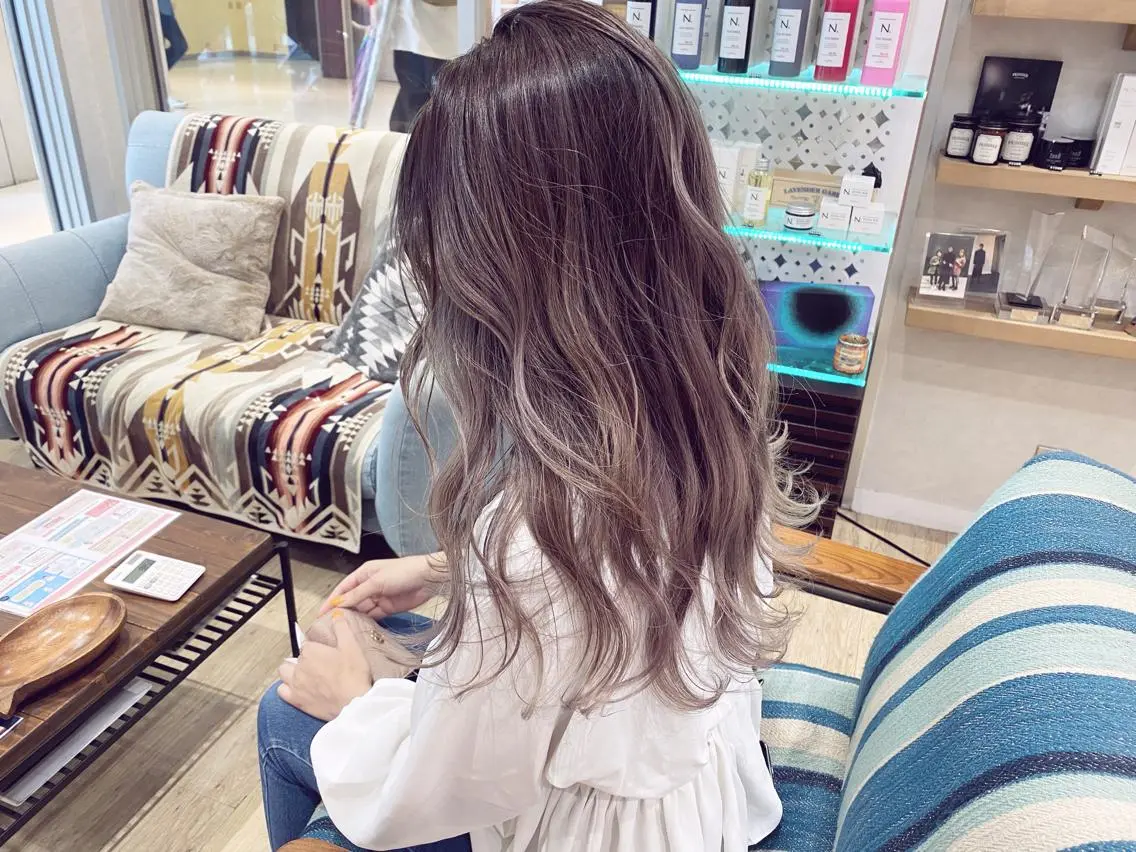 セミロング カラー バレイヤージュ ベージュカラー ラベンダーカラー ラベンダーベージュ レイヤーカット ヘアカラー ブリーチカラーレイヤ ーカット🦋annaのヘアスタイル