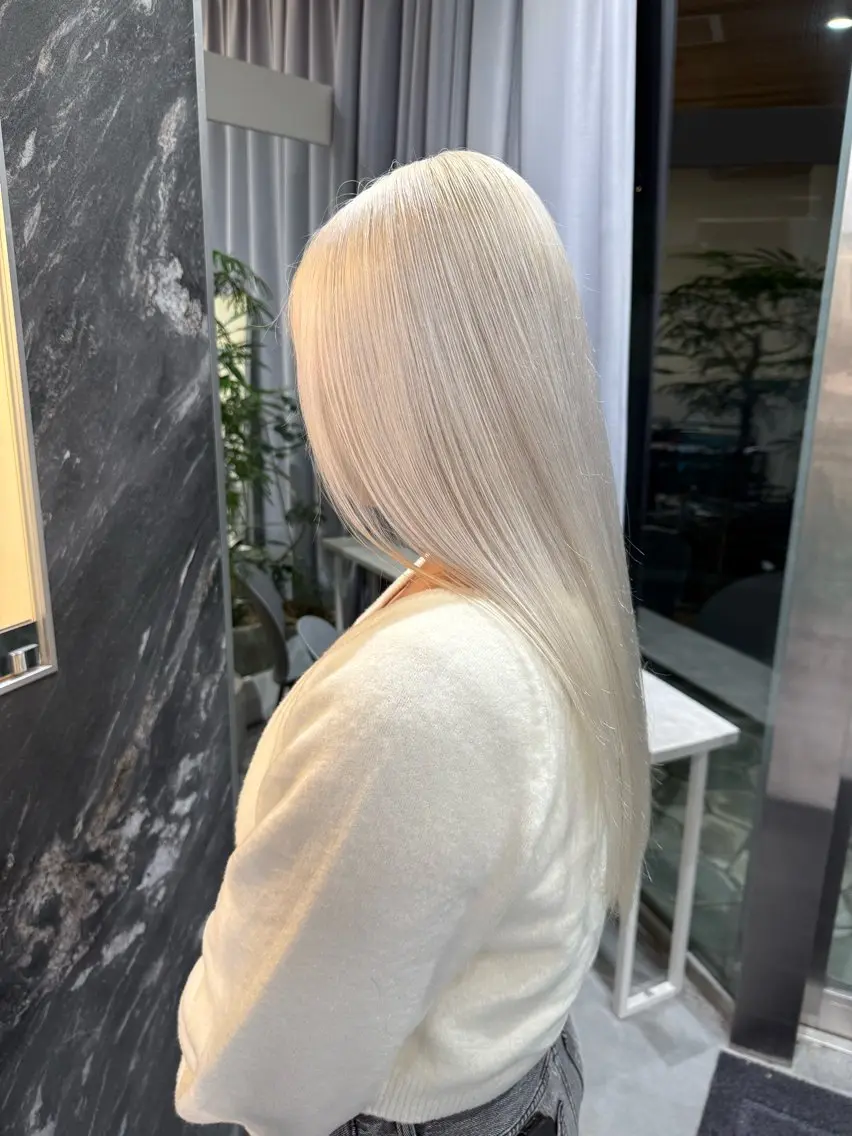 セミロング カラー ヘアカラー 🩵ハイトーン 美咲🩵のヘアスタイル