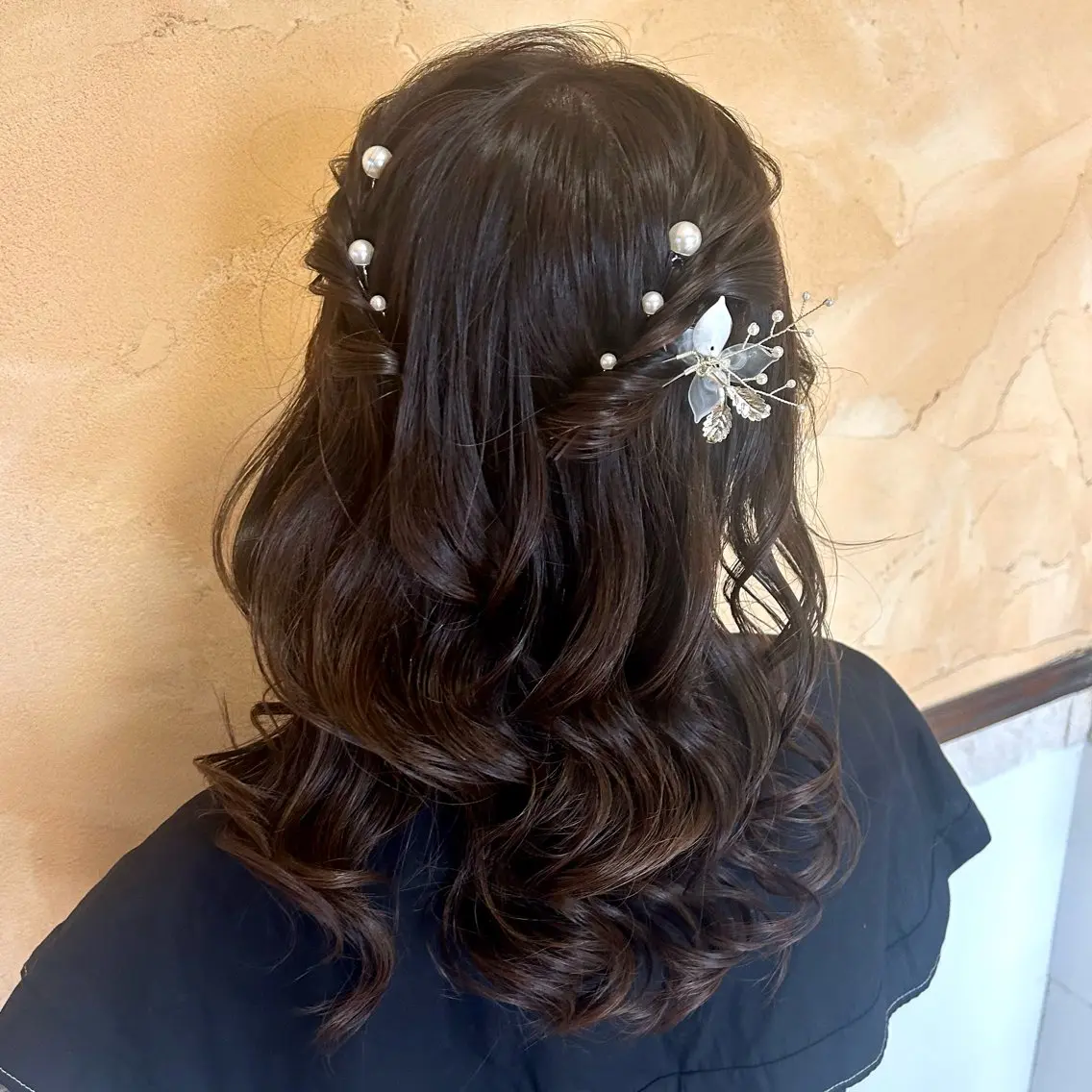 セミロング ヘアアレンジ 結婚式・ブライダル ボブ くびれヘア 顔周りカット 髪質改善 ブリーチなしベージュ /ヘアセット/ミユのヘアスタイル