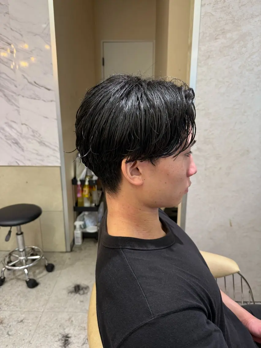 メンズ センターパート メンズパーマ カット 🔥ユウト🔥メンズ 特化/赤み消しカラーのヘアスタイル