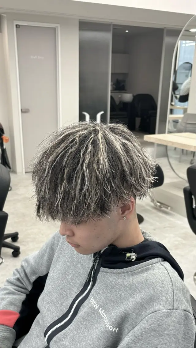 ショート カラー パーマ メンズ メンズブリーチ メンズメッシュ メンズパーマ メンズツイストパーマ ブリーチ カット ヘアカラー パーマ 【髪質改善💠艶髪】 よねゆうのヘアスタイル