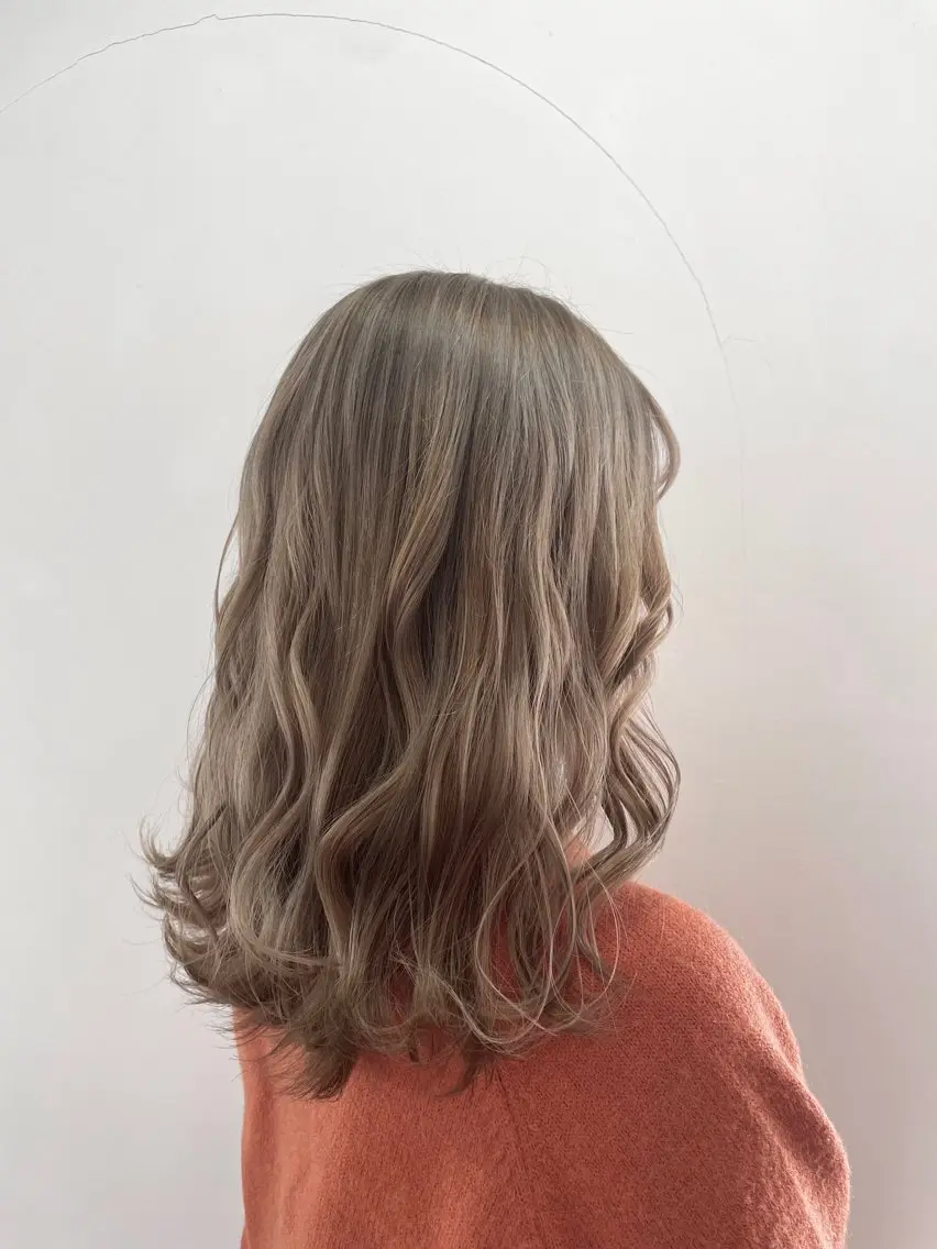 セミロング カラー ブリーチ ケアブリーチ イヤリングカラー インナーカラー 髪質改善 mopa_kaede ナチュラル/レイヤーのヘアスタイル