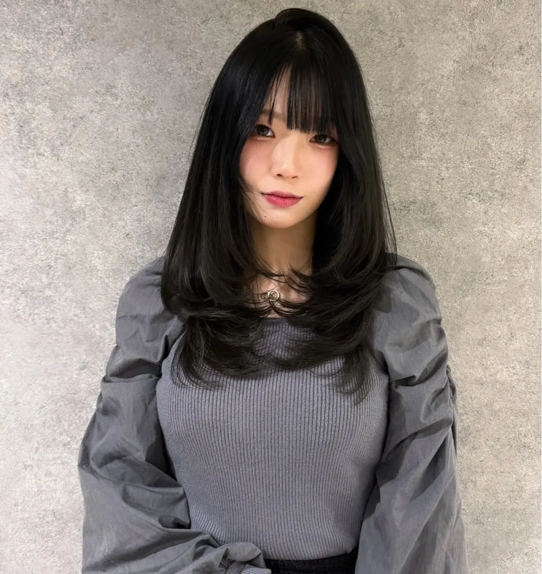 セミロング カラー 黒髪 透明感カラー くびれヘア レイヤーカット ヘアカラー トリートメント 紅都🫧 透明感水光カラーのヘアスタイル