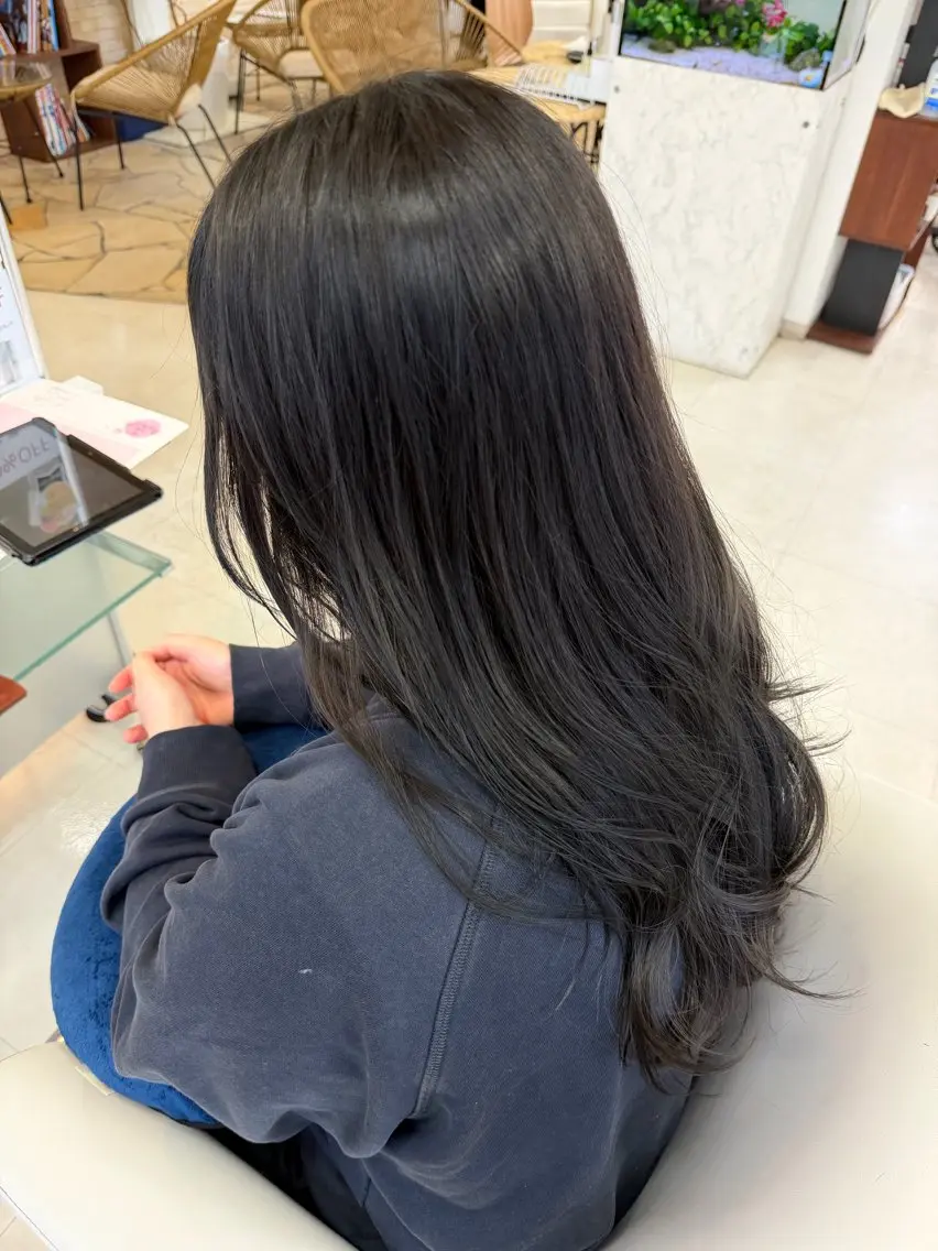 ロング カラー 黒髪 ブルーカラー ブルーブラック 韓国風ヘア 播磨 茉侑のヘアスタイル