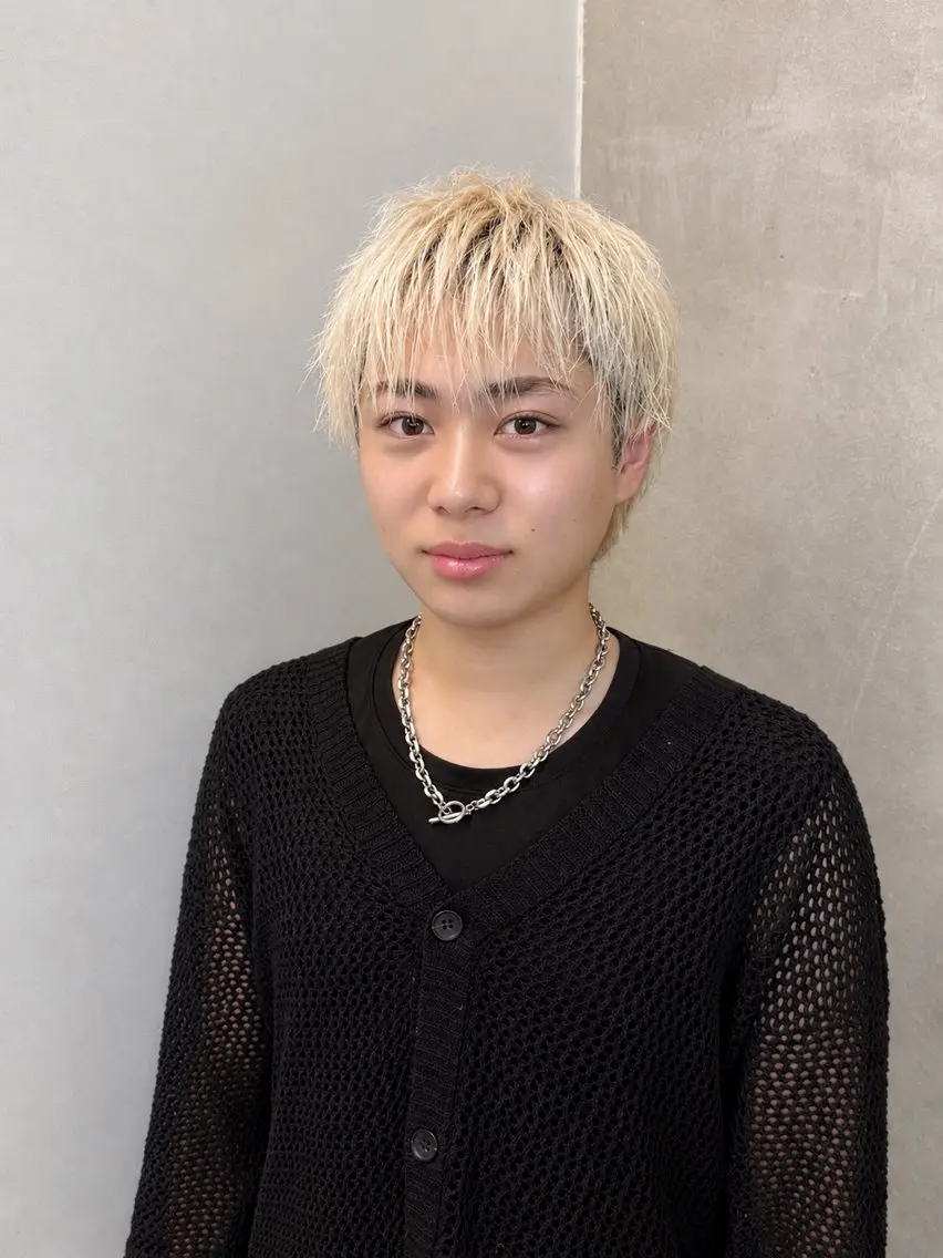 MODEK's Brillerのヘアスタイル