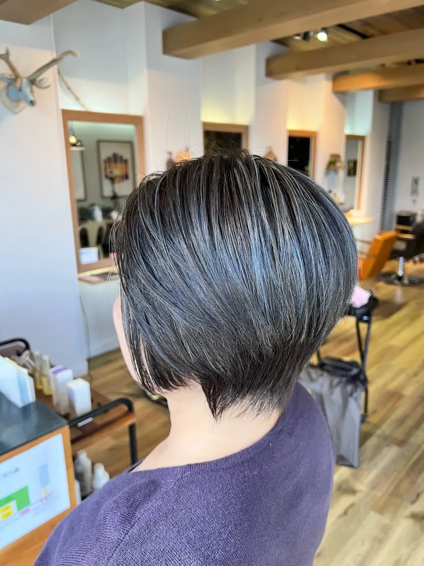 ショート カラー グレージュ ハイライトカラー ハイライト ヘアカラー トリートメント ツキダテ ユイのヘアスタイル
