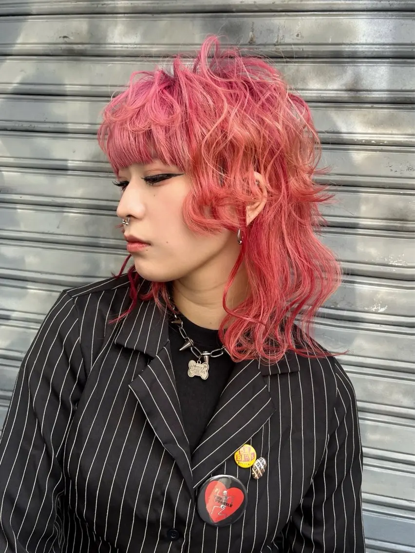 セミロング カラー オレンジ ピンクカラー レイヤーカット マレットヘア ウルフカット ヘアカラー 派手髪デザインカラー ヒロカのヘアスタイル