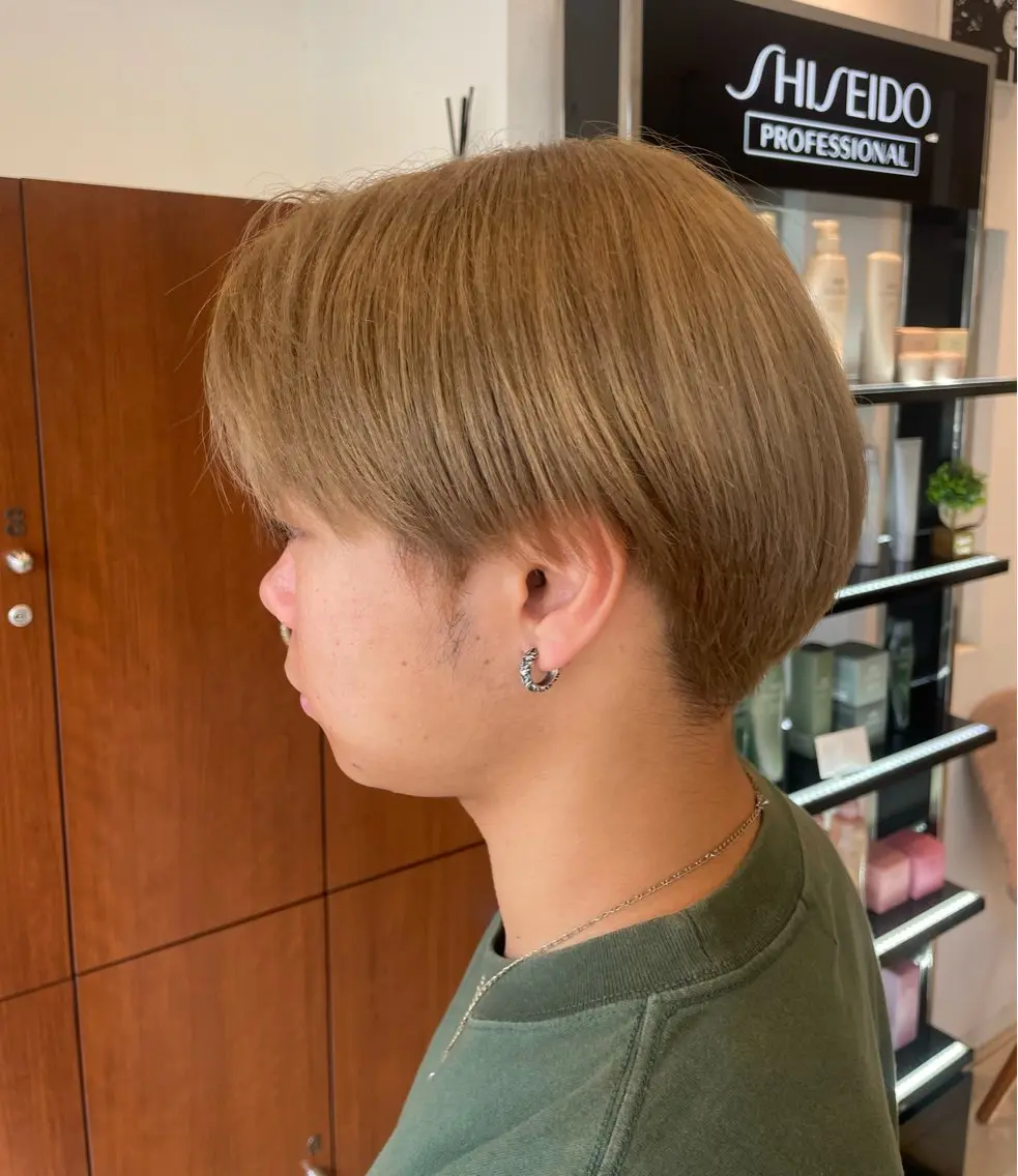 ショート カラー ベージュカラー アライ ユウリのヘアスタイル