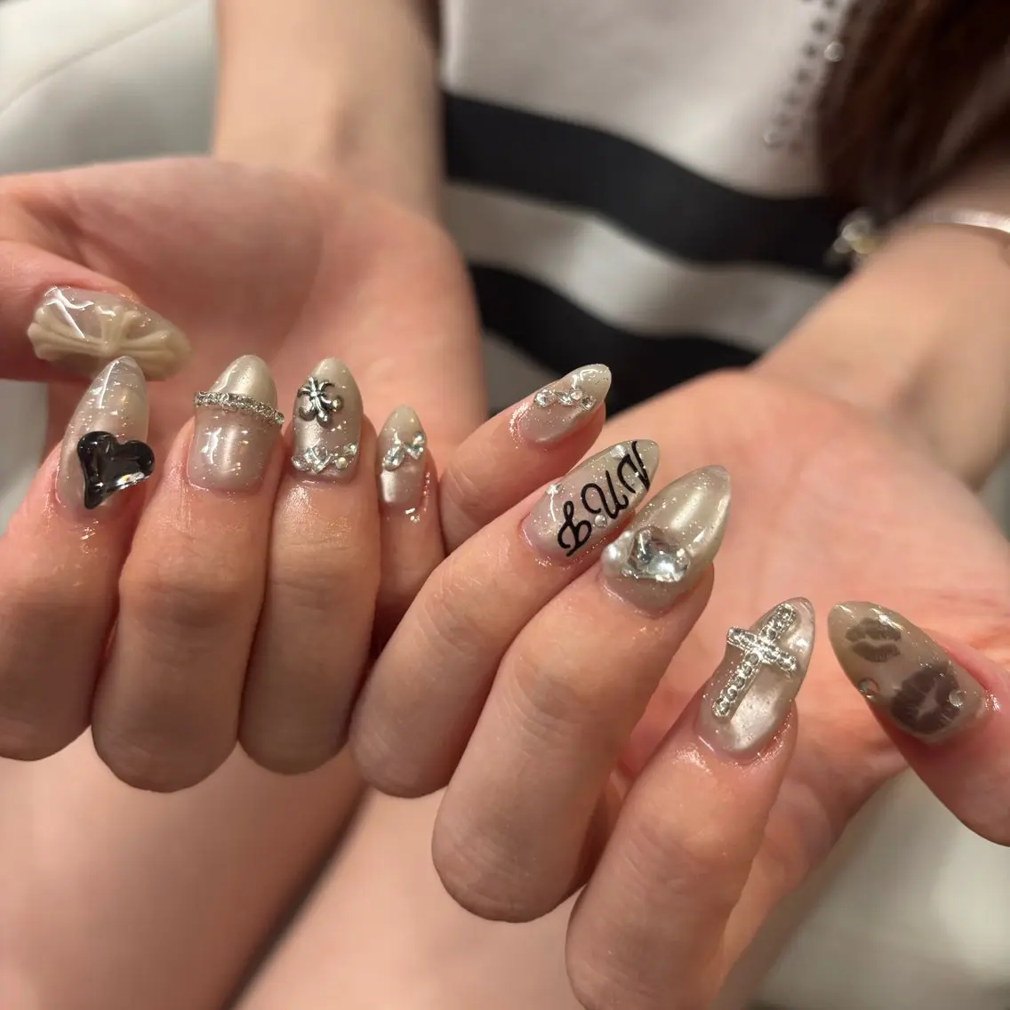 セミロング ハンドネイル Lesest akariのネイルデザイン