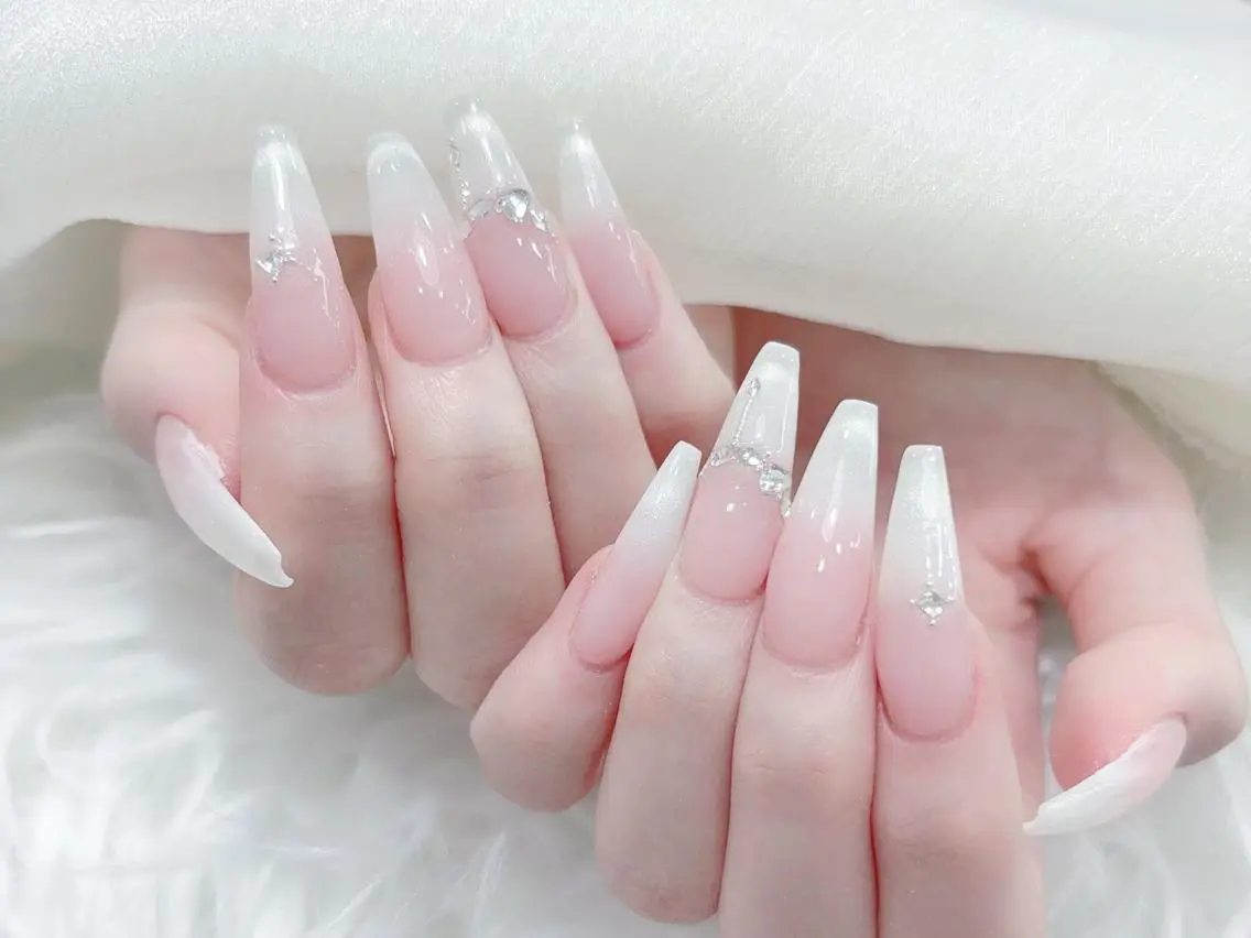 ネイル 長さ出し キラキラネイル 韓国ネイル ロングネイル 持ち込み ハンドネイル ハンドケア Akira✨ nailのネイルデザイン