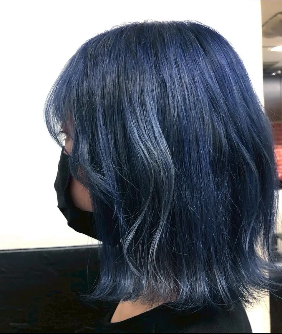 カラー ブリーチ ネイビーカラー 今枝莉菜 上品なツヤカラーのヘアスタイル