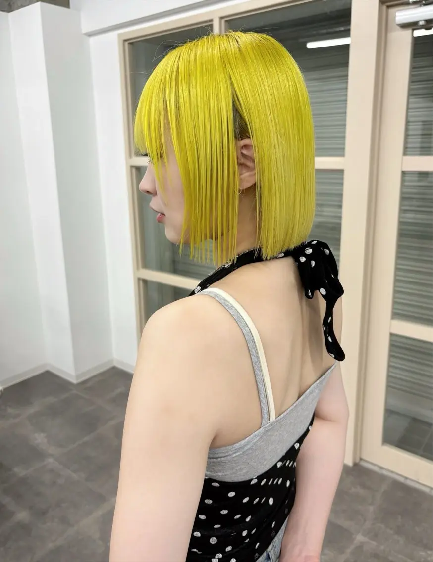 カラー ブリーチ ブロンド イエローカラー 井口 怜奈のヘアスタイル