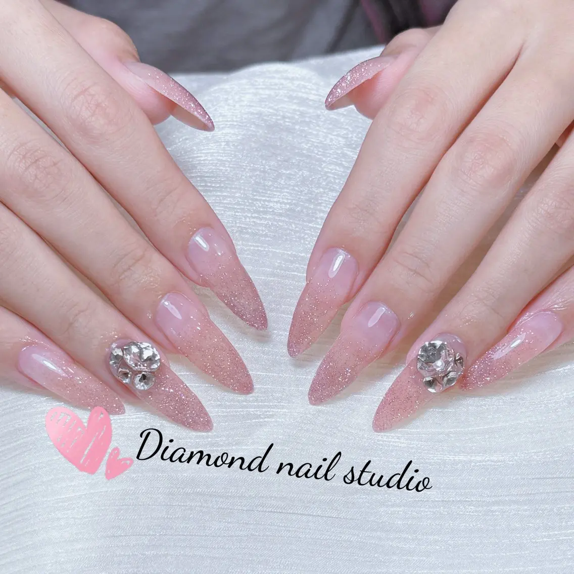 ネイル アートネイル オーロラネイル フラッシュネイル ガーリー キラキラネイル ハンドネイル Una NAILMANAMIのネイルデザイン