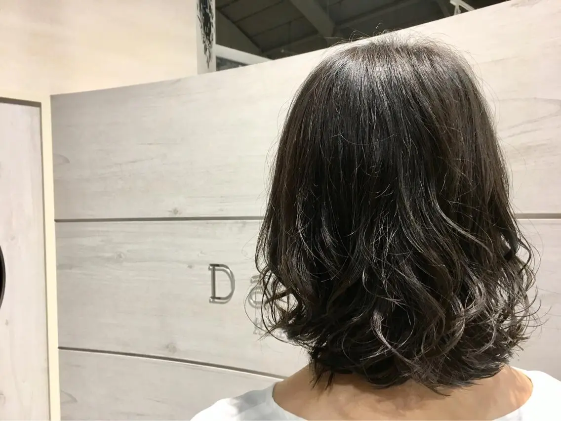 ミディアム カラー ブルーカラー ブルージュ 外ハネヘア 佐藤 結花のヘアスタイル
