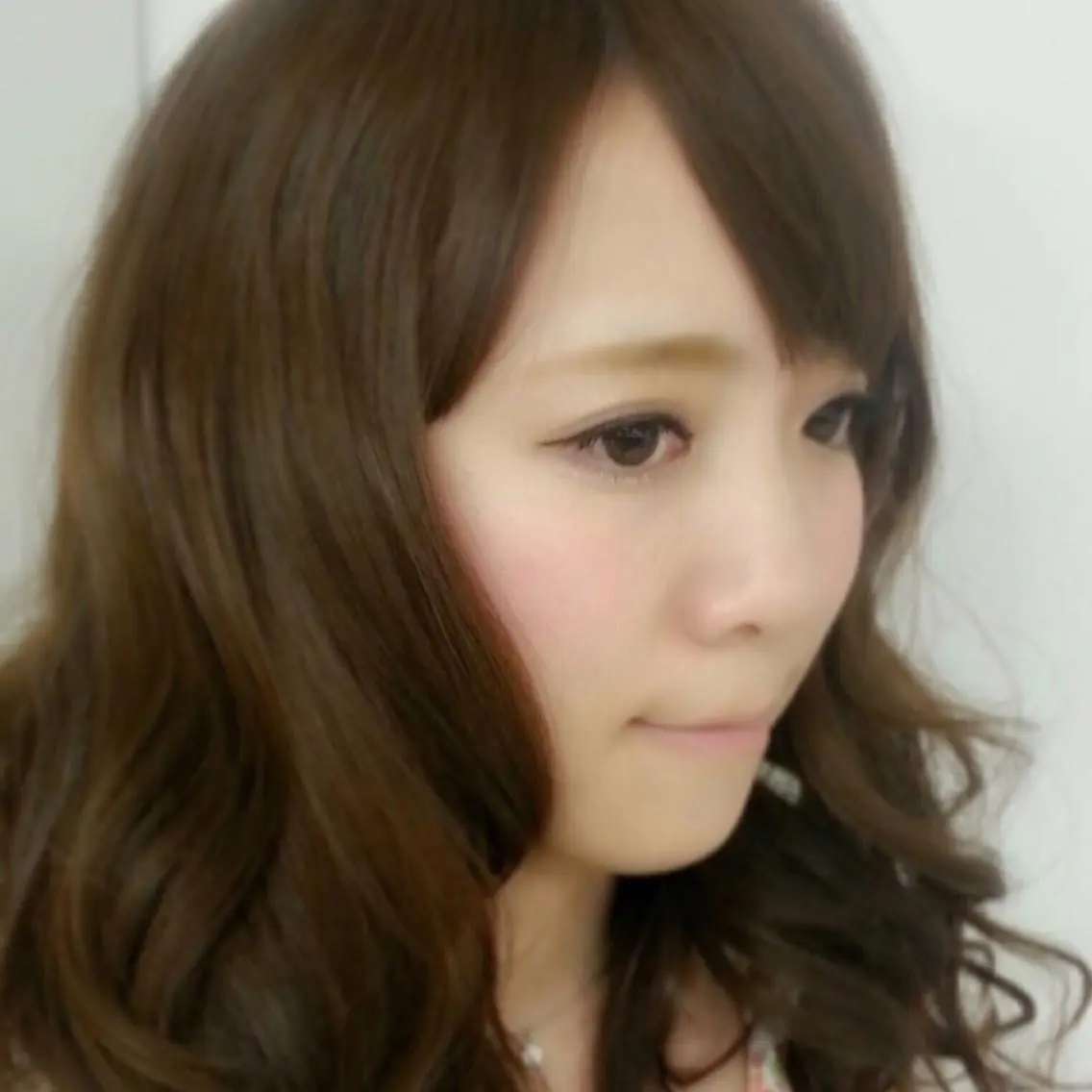 ミディアム カラー パーマ カット 縮毛矯正 トリートメント 髪質改善ハッシュフェ イスレイヤーYASUのヘアスタイル