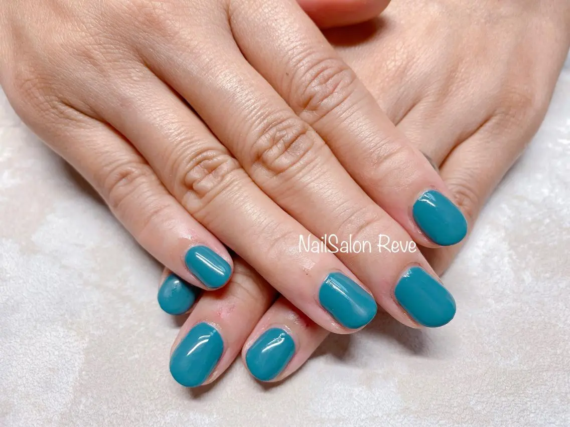 ショート ネイル グリーン ワンカラーネイル NailSalon Reveのネイルデザイン