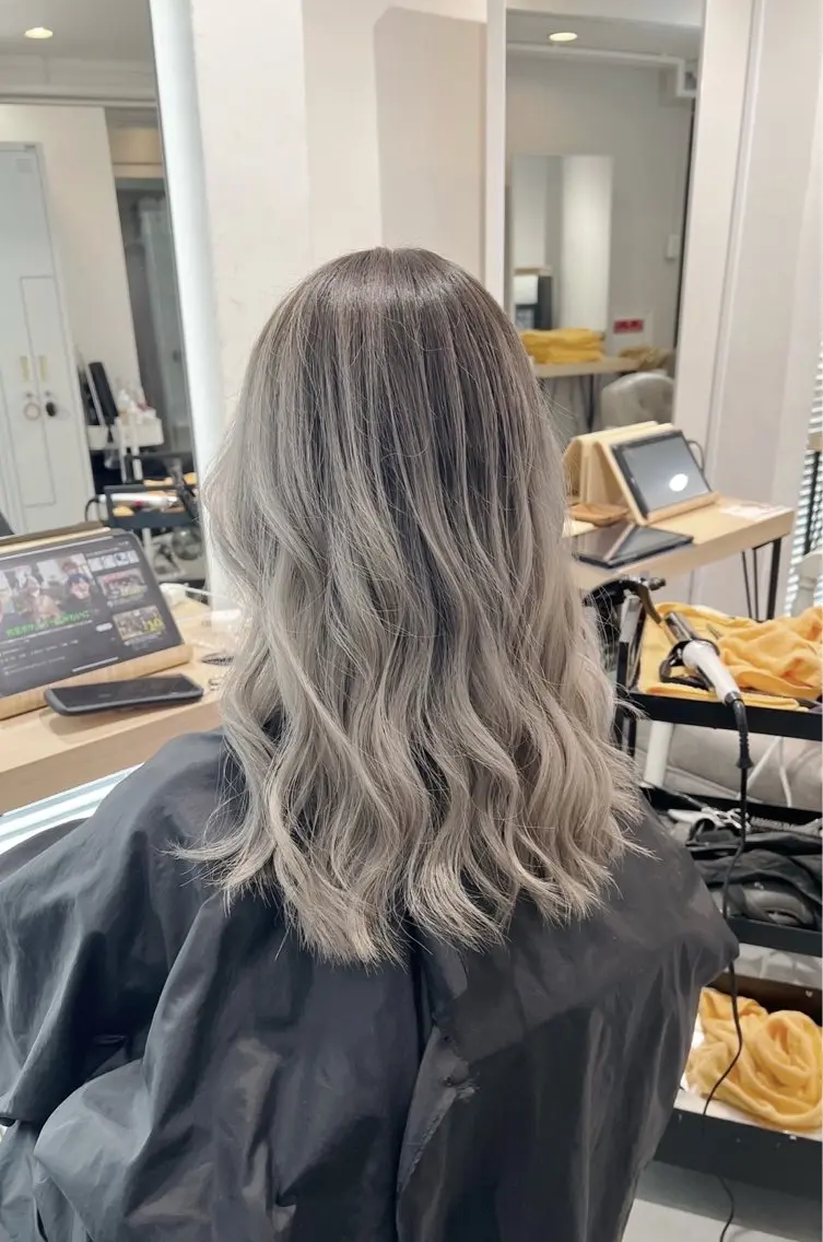 セミロング カラー バレイヤージュ シルバー ホワイトシルバー レイヤーカット 指名数No.1 /NAOYAのヘアスタイル