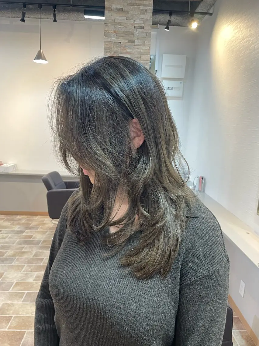 ロング カラー グレージュ オリーブグレージュ オリーブグレー レイヤーカット カット ヘアカラー トリートメント YUI/ ブリーチカラー🌷のヘアスタイル