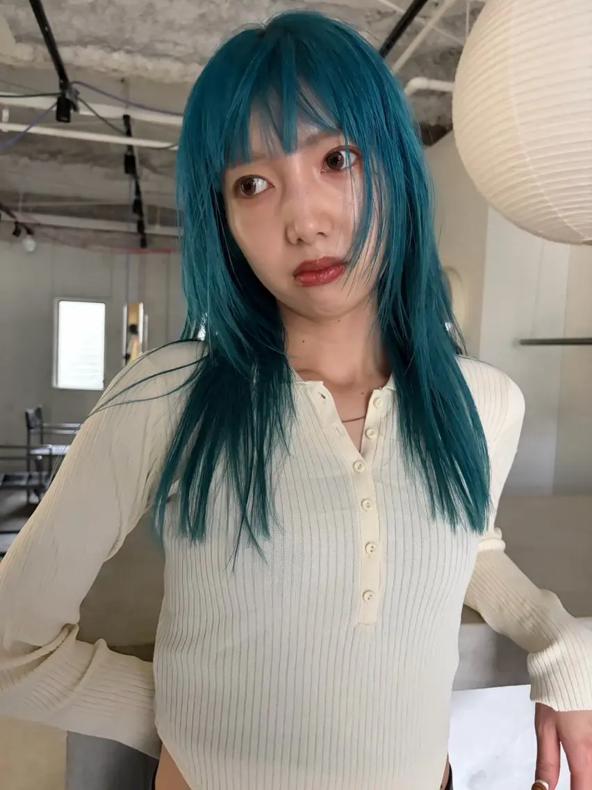 セミロング カラー ブリーチ ブルーカラー カット ヘアカラー トリートメント 村上雅人 ナチュラルモードのヘアスタイル
