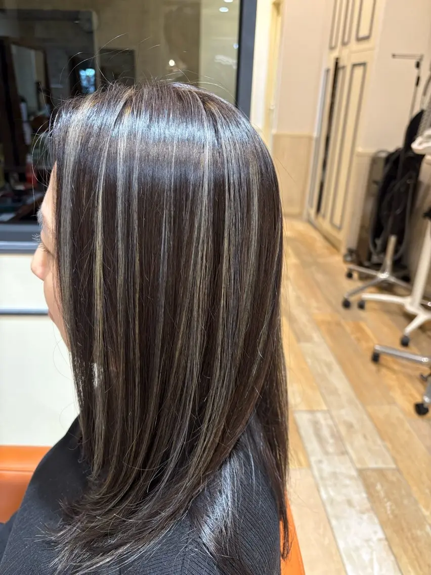 セミロング ヘアカラー neolive emのヘアスタイル