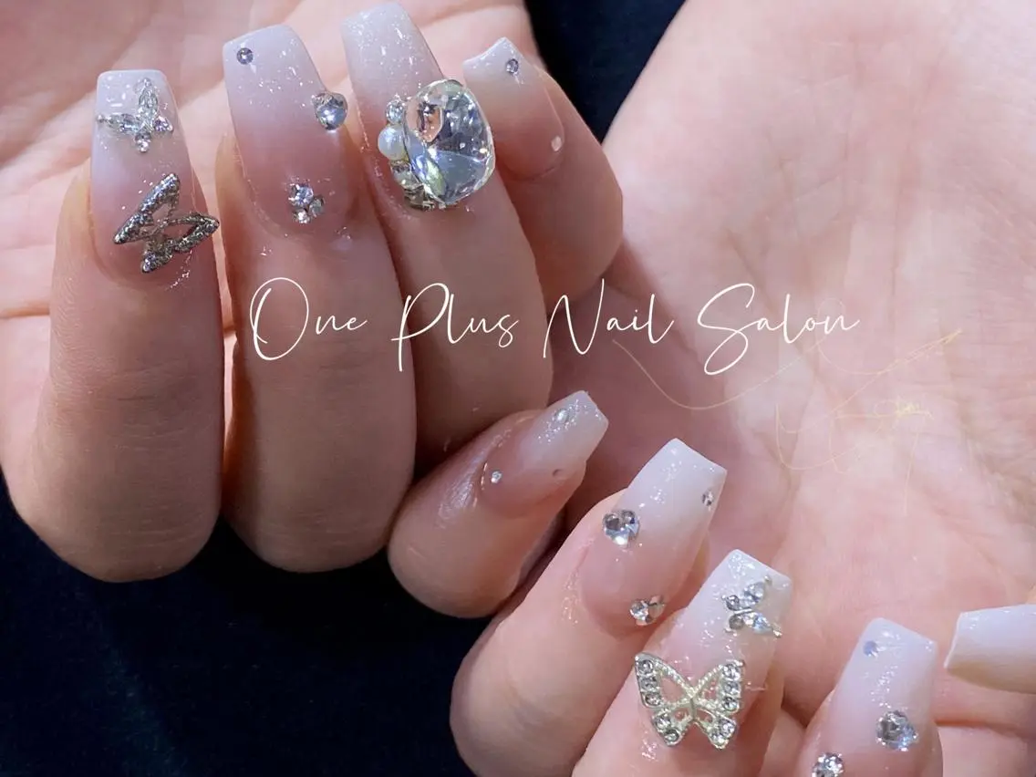 ネイル アートネイル 長さ出し ガーリー ハート キラキラネイル One Plus Nail Salonのネイルデザイン