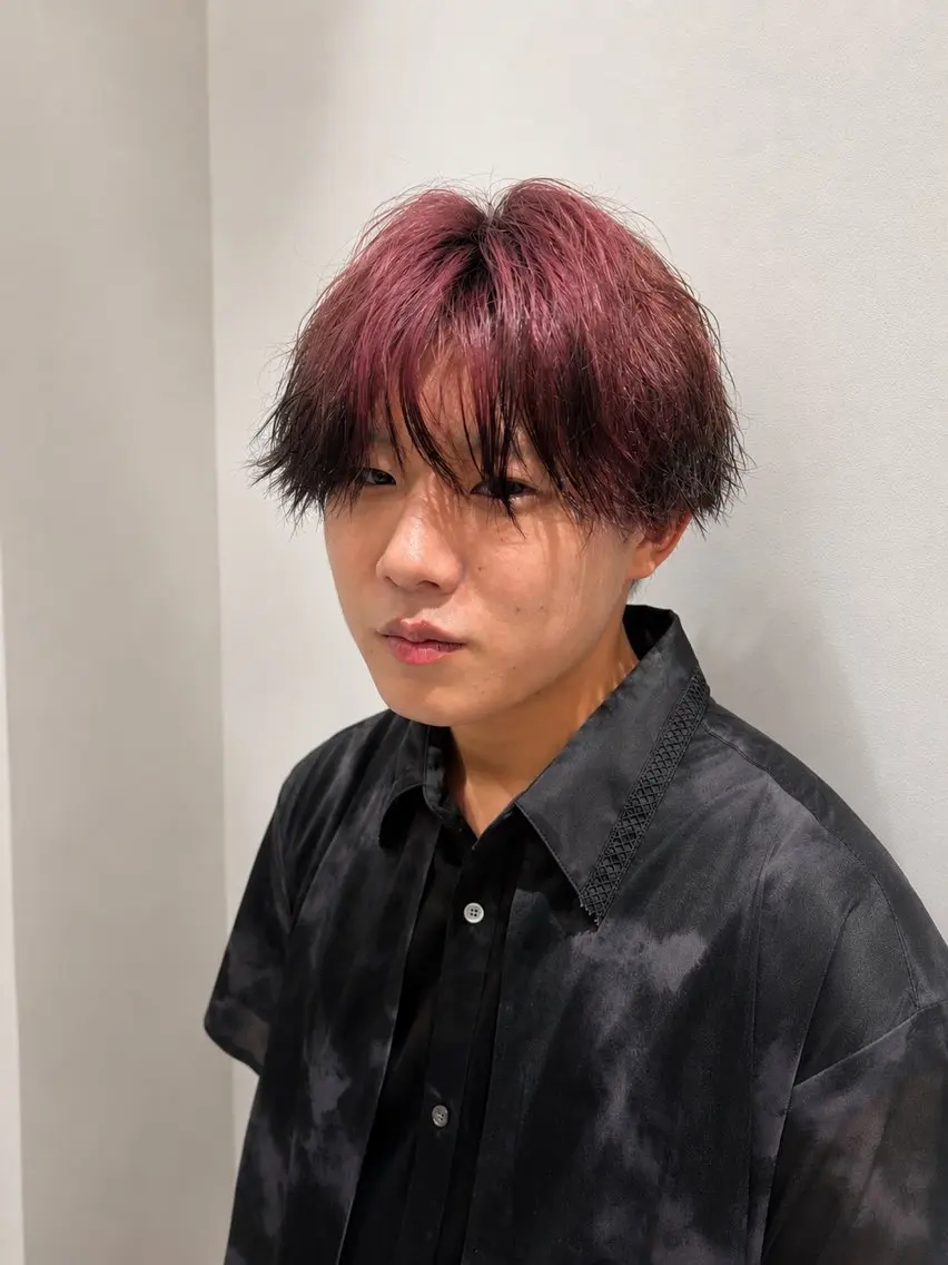 カラー メンズ 黒髪 カシス ピンクカラー はらだ あゆのヘアスタイル