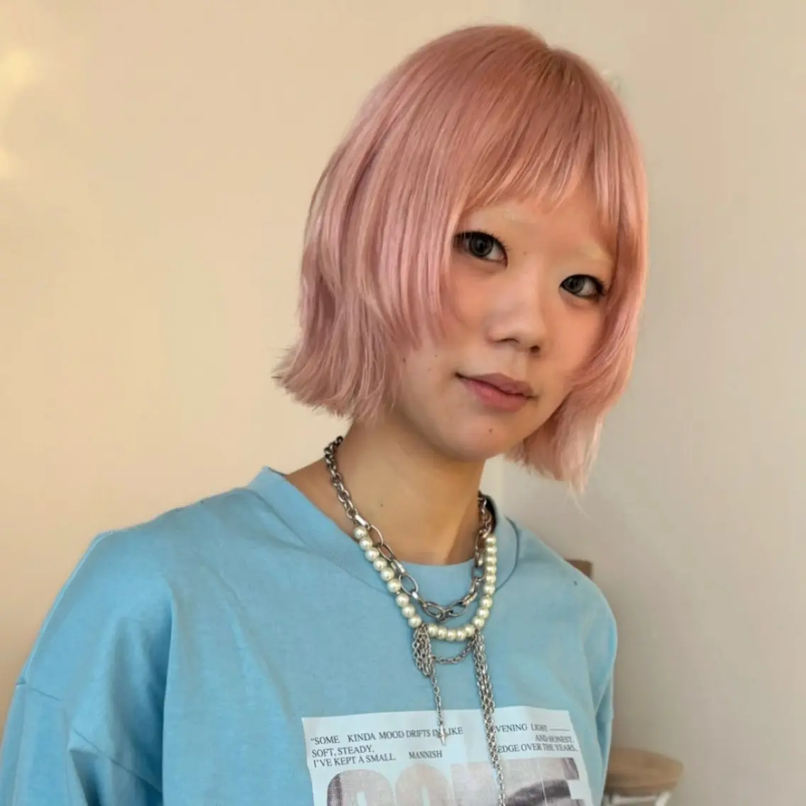 ショート レイヤーカット 響　インナーカラー イヤリングカラーのヘアスタイル