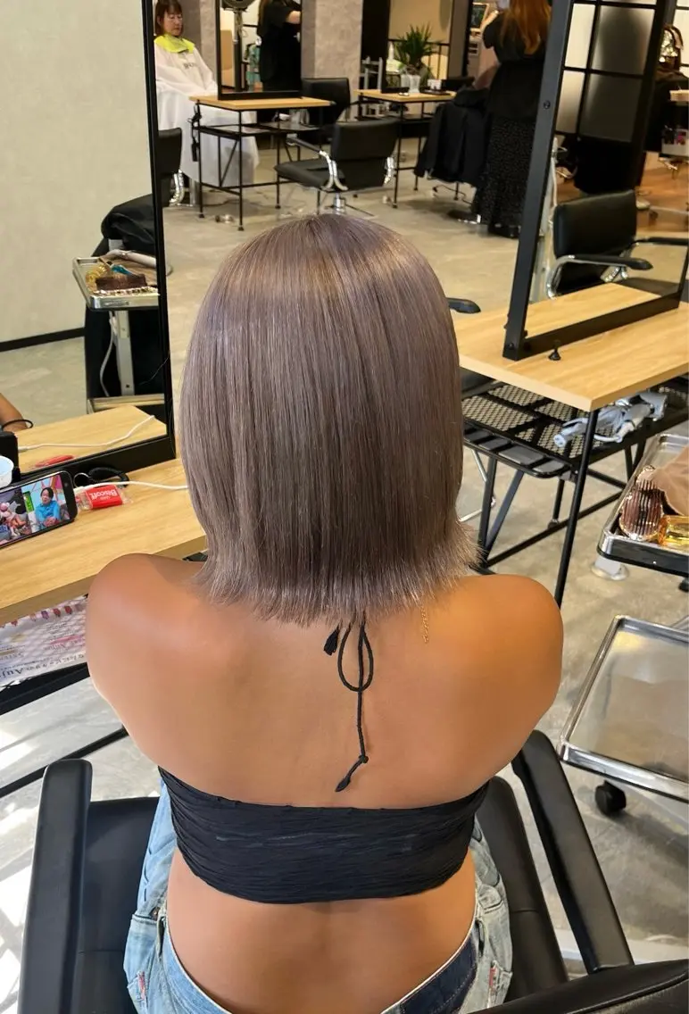 カラー ブリーチ ラベンダーカラー シルバー ヘアカラー 艶感ワンカラー透明感 🌺YUNA🌺のヘアスタイル