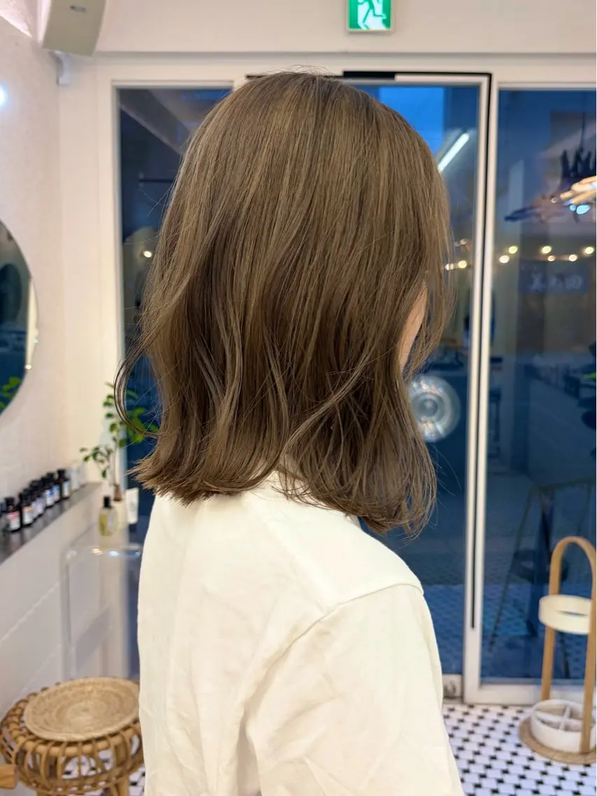 ミディアム カラー ヘアカラー 🧸柔らかベージュ/ 顔周りレイヤー/ミクのヘアスタイル