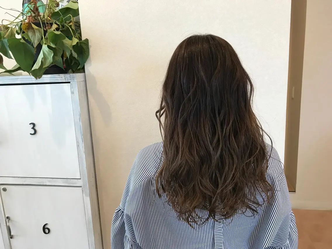 ロング カラー グラデーションカラー 岡本 智次のヘアスタイル