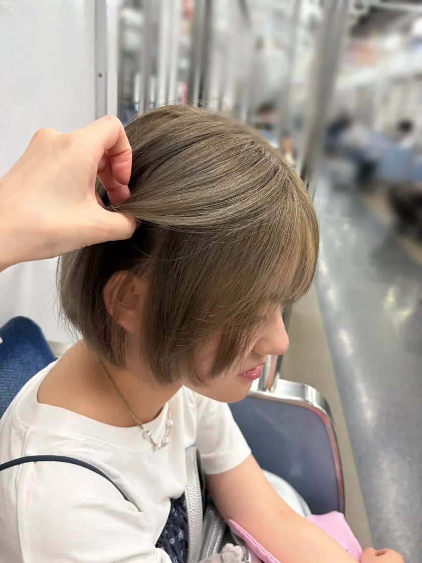 ショート ヘアカラー omocha umiのヘアスタイル