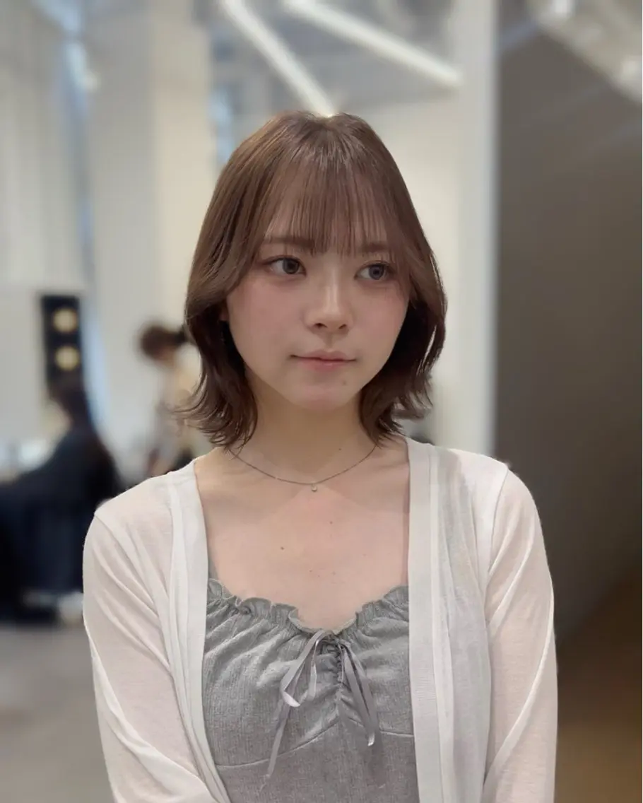 ミディアム カラー パーマ アッシュ アッシュグレー アッシュグレージュ ベージュカラー ブリーチ カット ヘアカラー 縮毛矯正 トリートメント akira｜ 透明感ベージュ｜梅田のヘアスタイル
