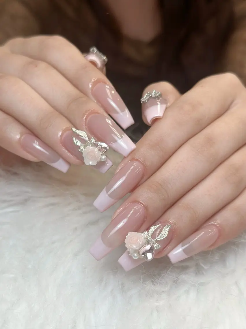 ネイル チークネイル ドット フレンチネイル グラデーション 韓国ネイル ハンドネイル Lisa Nail Salonのネイルデザイン