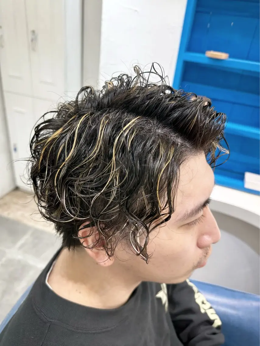 ショート メンズ センターパート メンズハイライト メンズパーマ ハイライト 中目黒✂︎店長✂︎ TOMOHIROのヘアスタイル