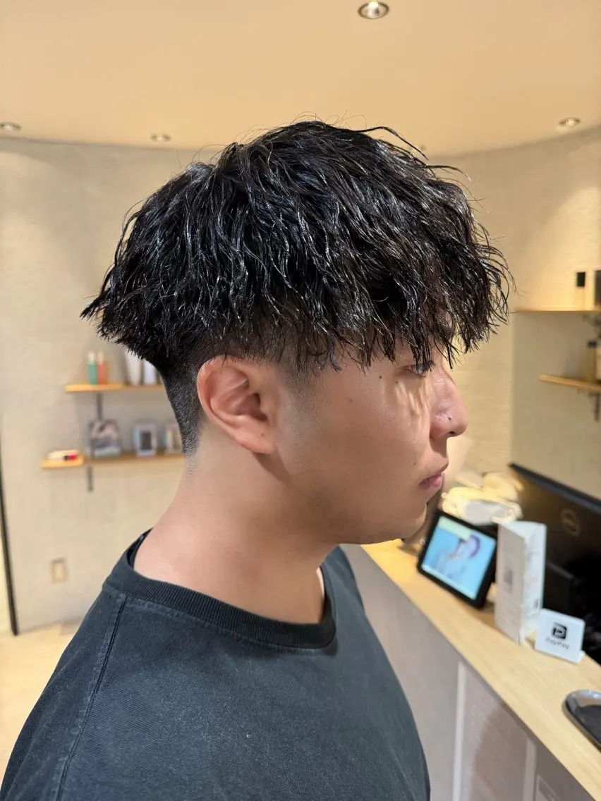 パーマ メンズ センターパート マッシュ メンズパーマ ツイストスパイラルパーマ スパイラルパーマ カット パーマ メンズパーマ特化/ シャドウ/波巻/陸翔のヘアスタイル