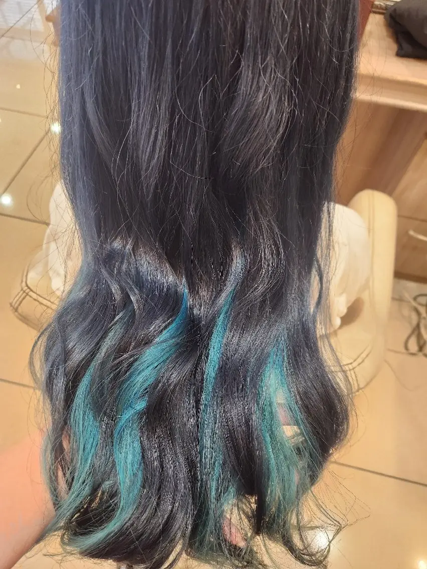 ロング カラー インナーカラー ヘアカラー トリートメント 推しアニメカラー🌈 ツヤ透明感カラー🦄のヘアスタイル