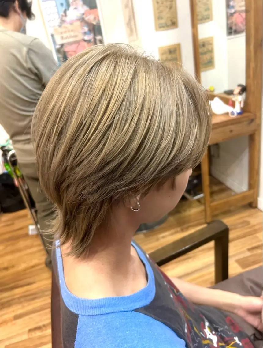 ショート カラー メンズ ベージュカラー コイエ カレンのヘアスタイル
