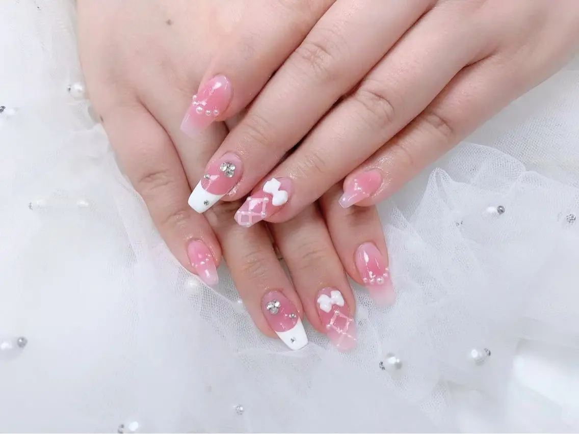ネイル ボルドー チークネイル フレンチネイル グラデーション ハート ハンドネイル ╹◡╹MimoEye lash🌻Nailのマツエク・マツパデザイン
