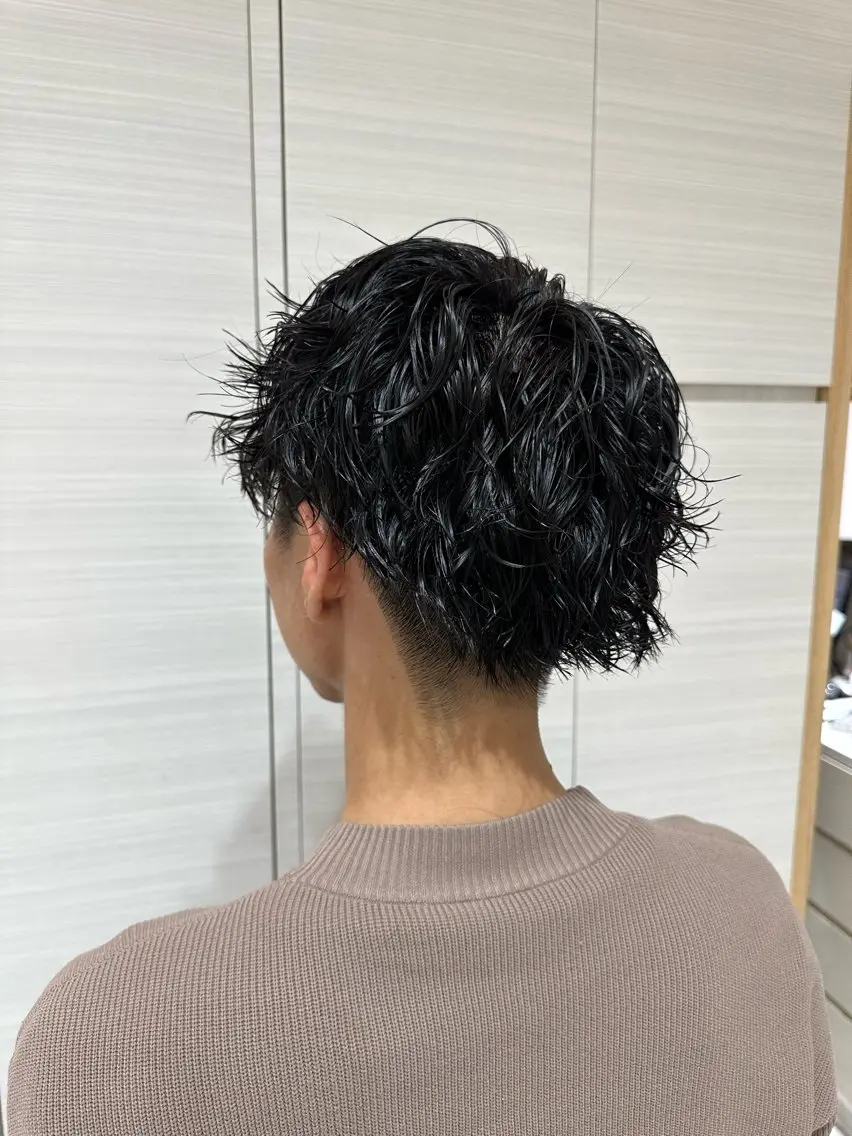 ミディアム パーマ メンズ ミディアムパーマ メンズブリーチ ダウンパーマ メンズハイライト メンズインナーカラー 中嶋 紘夢のヘアスタイル