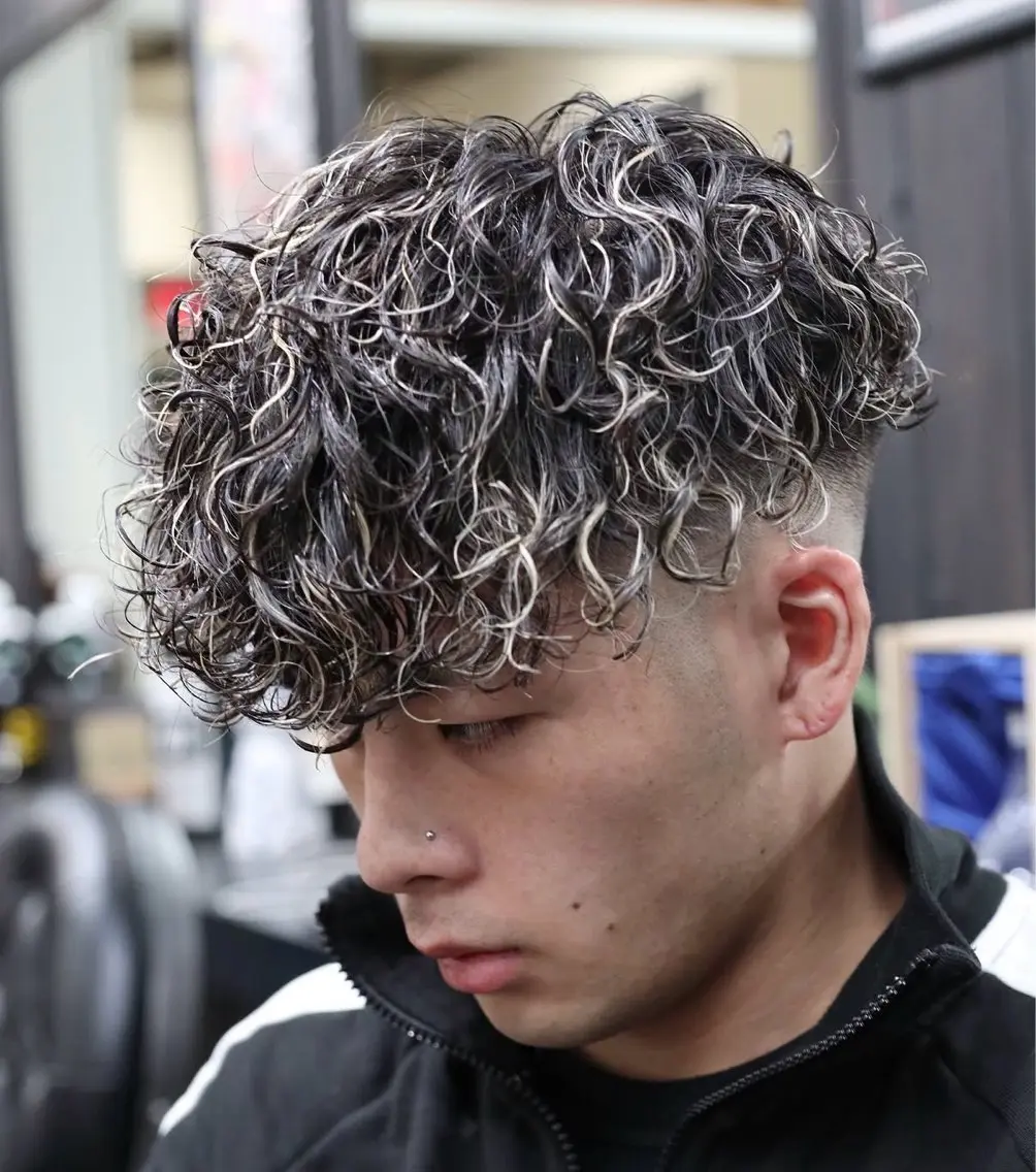カラー パーマ メンズ フェードカット メンズメッシュ スペインカール メッシュ 断髪刈舞 STAFFのヘアスタイル