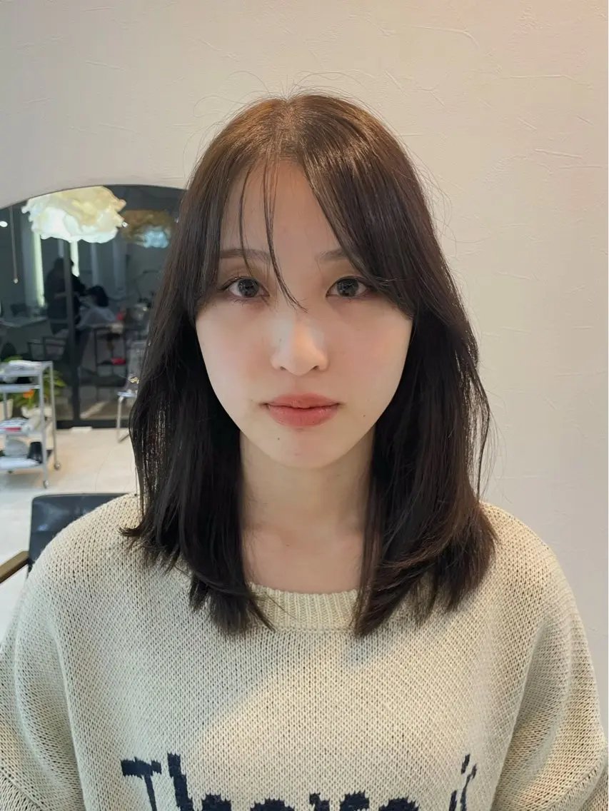 ミディアム アッシュ レイヤーカット 前川 瑞希のヘアスタイル