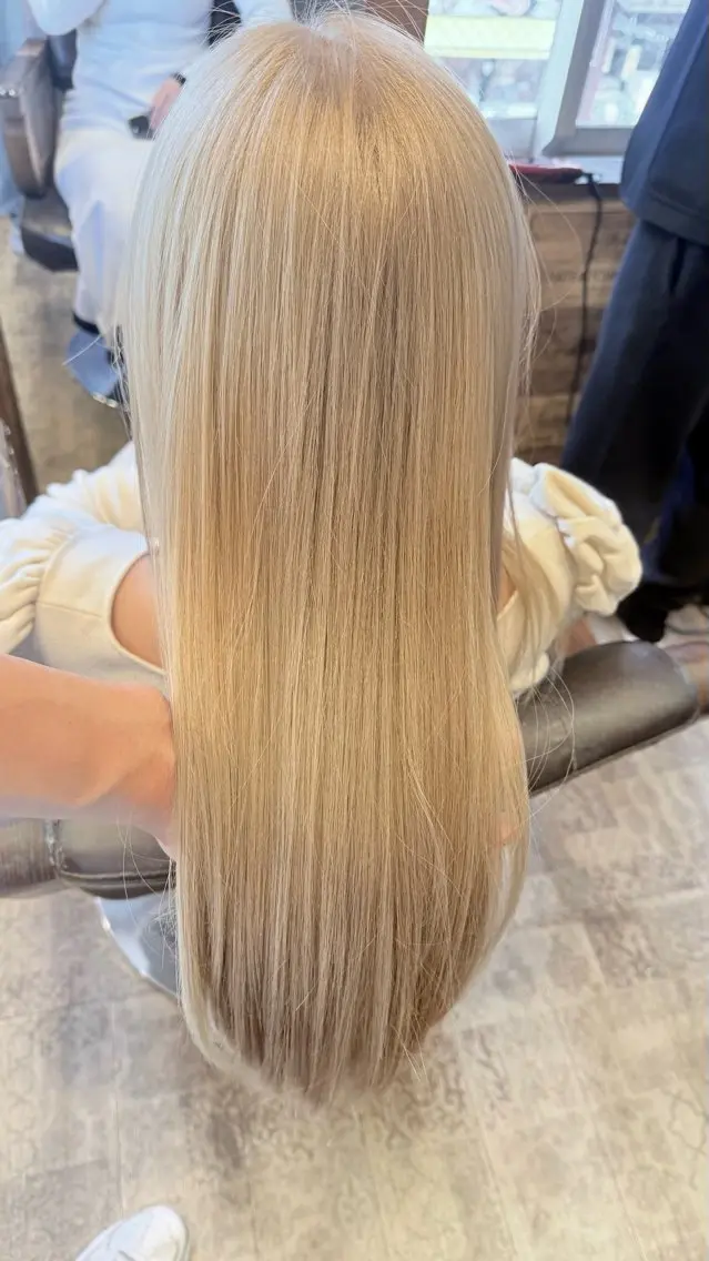 ロング カラー ベージュカラー ブリーチ 透明感カラー ハイトーンカラー ホワイトベージュ HM hair salonのヘアスタイル