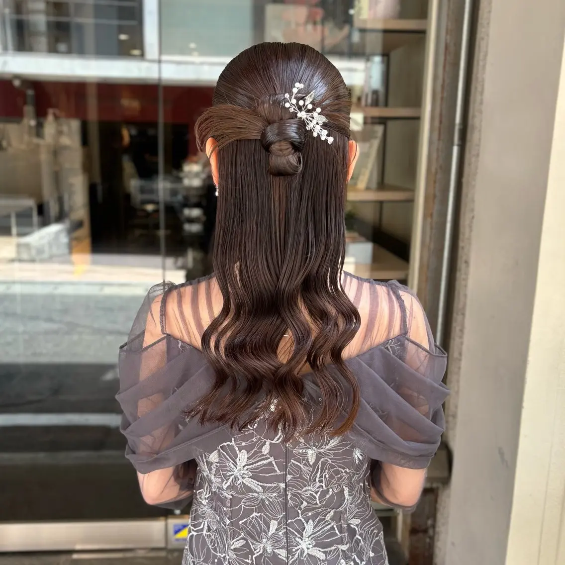 ロング ヘアアレンジ ハーフアップ 髪飾り 芦刈 咲来のヘアスタイル