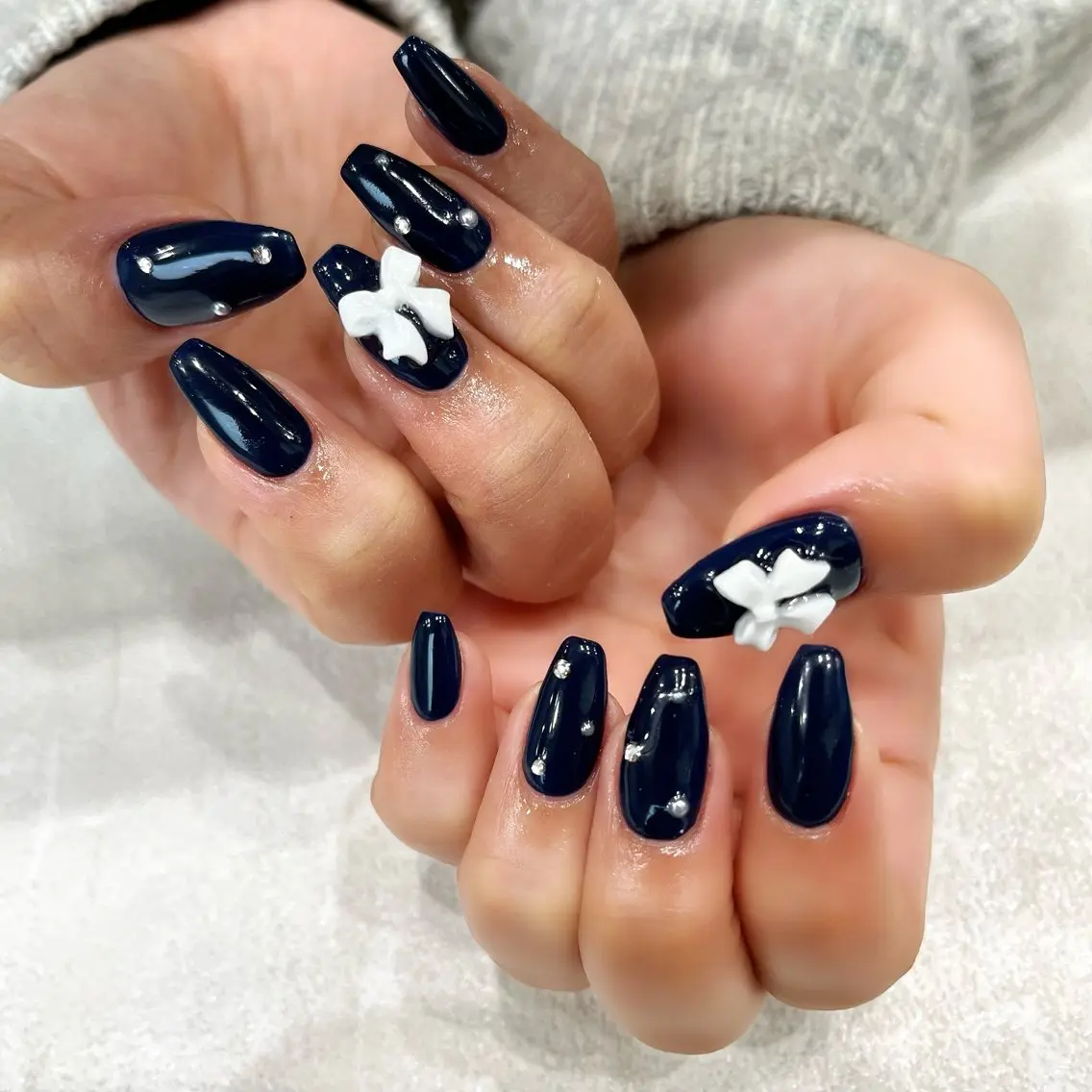 ネイル ネイビー リボン シンプルネイル ストーンネイル ハンドネイル 阿部 ほのかのネイルデザイン