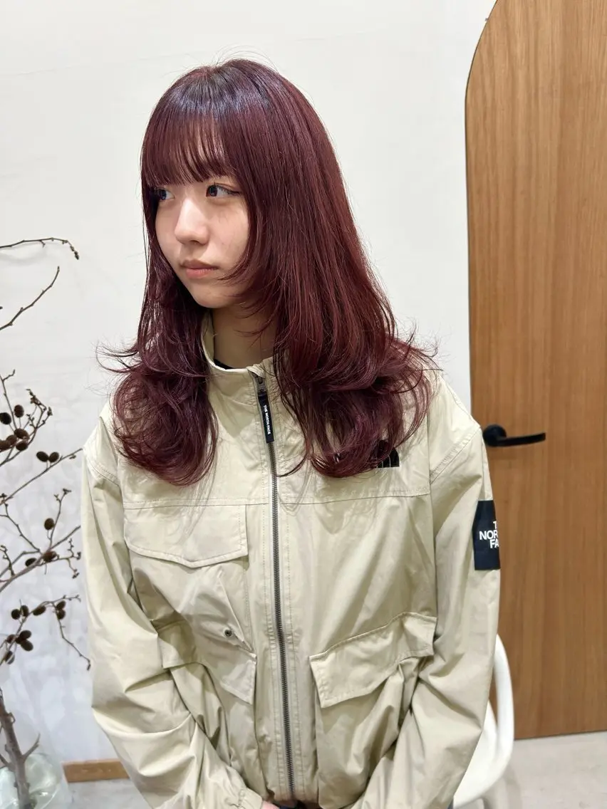 セミロング カラー パーマ ヘアアレンジ ブリーチ ボルドーカラー ダブルカラー イルミナカラー ブリーチなしカラー デザインカラー/ボブ ブリーチカラー/ユリのヘアスタイル