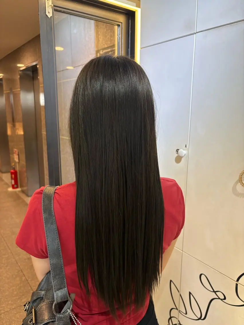 ロング カラー 黒髪 吉井 愛陽のヘアスタイル