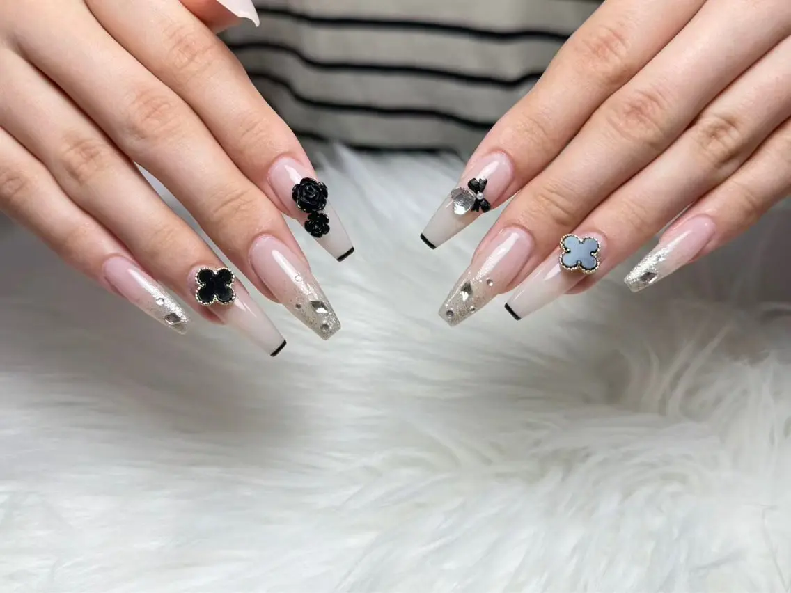 ネイル チークネイル フレンチネイル ジェルネイル グラデーション ハート ハンドネイル moomi nail スカルプ専門のネイルデザイン