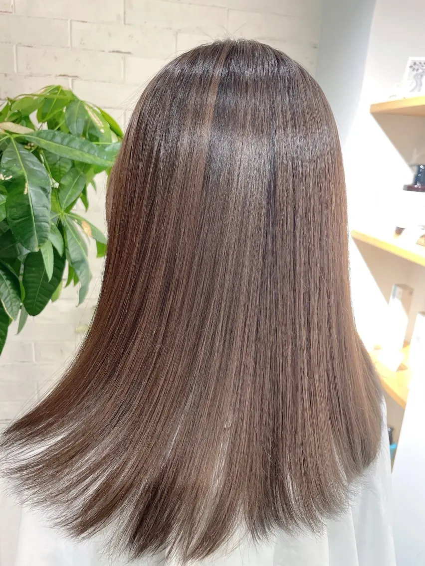 セミロング カラー ハイライトカラー ハイライト 髪質改善 レイヤーカット 縮毛矯正 ヘアカラー トリートメント 山村 伸一のヘアスタイル
