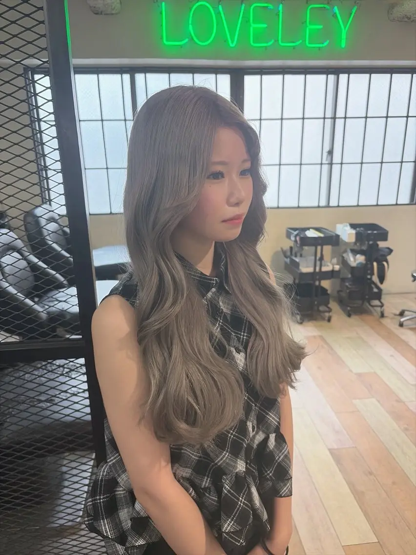 ロング ヘアカラー 💜🦋 COCONA🦋💜のヘアスタイル